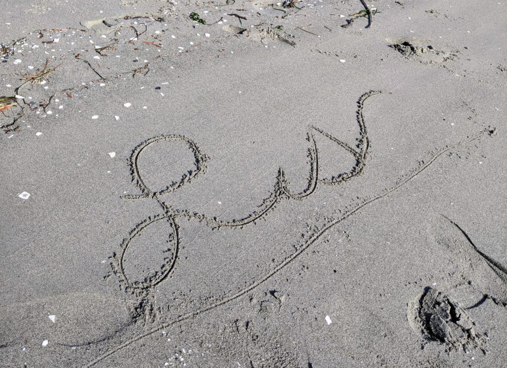 "Lis" written in the sand