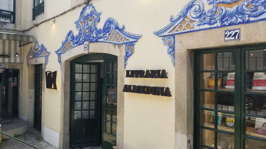 Livraria almedina store front.