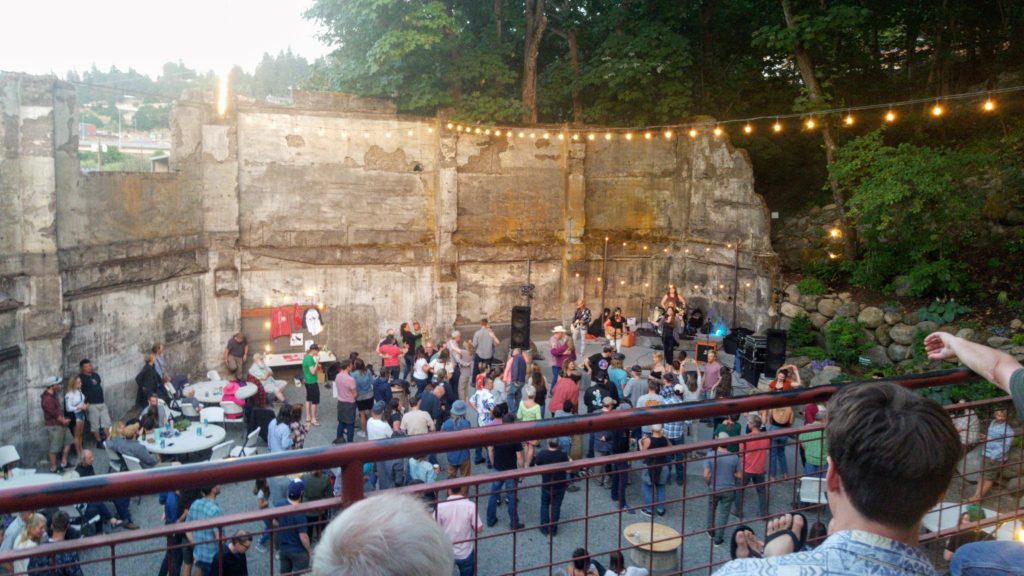 show at the hood river ruins